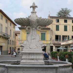 Foto Fontana in piazza a Camaiore